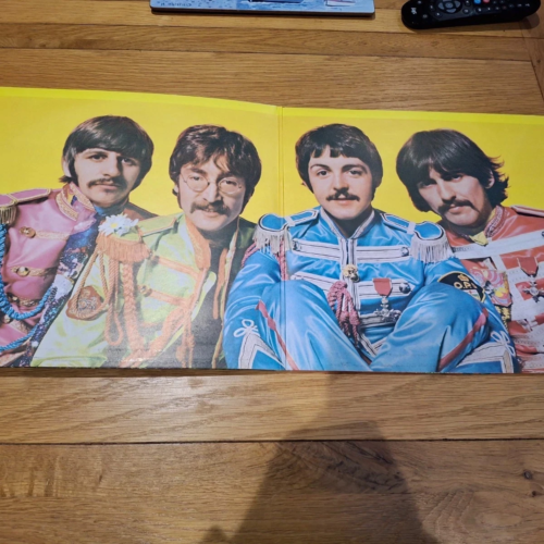 Beatles - Sgt. Pepper's Lonely Hearts Dutch Reissue Yellow Vinyl - Image 3